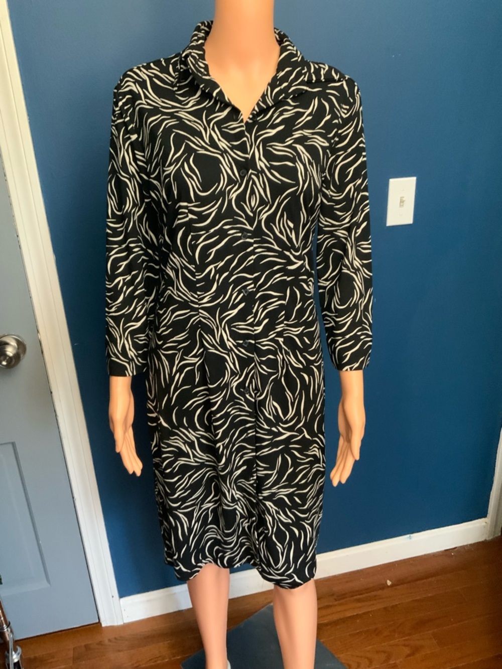 New York & Company Black and Cream Long-Sleeve Collared Dress